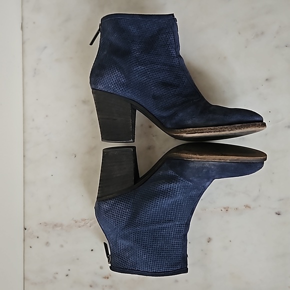 AQUATALIA: deep blue suede block heel ankle boots - Picture 4 of 9